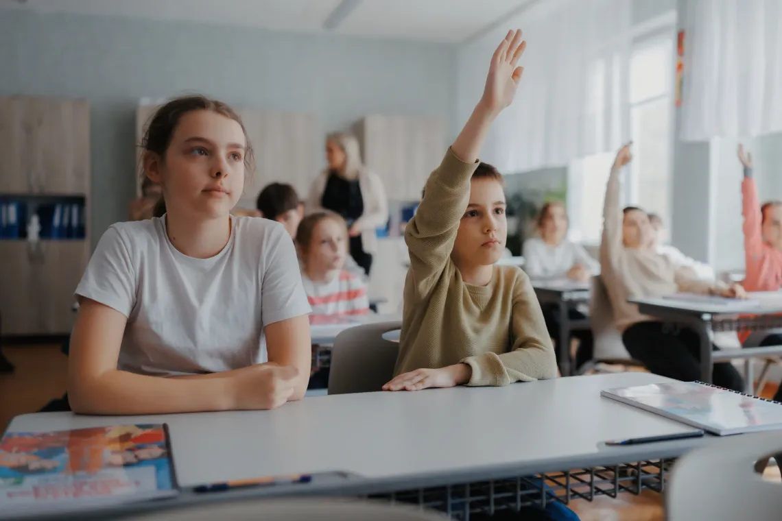 Refugee children learning romanian