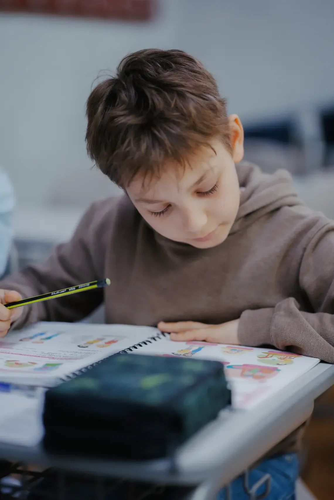 Refugee children learning romanian