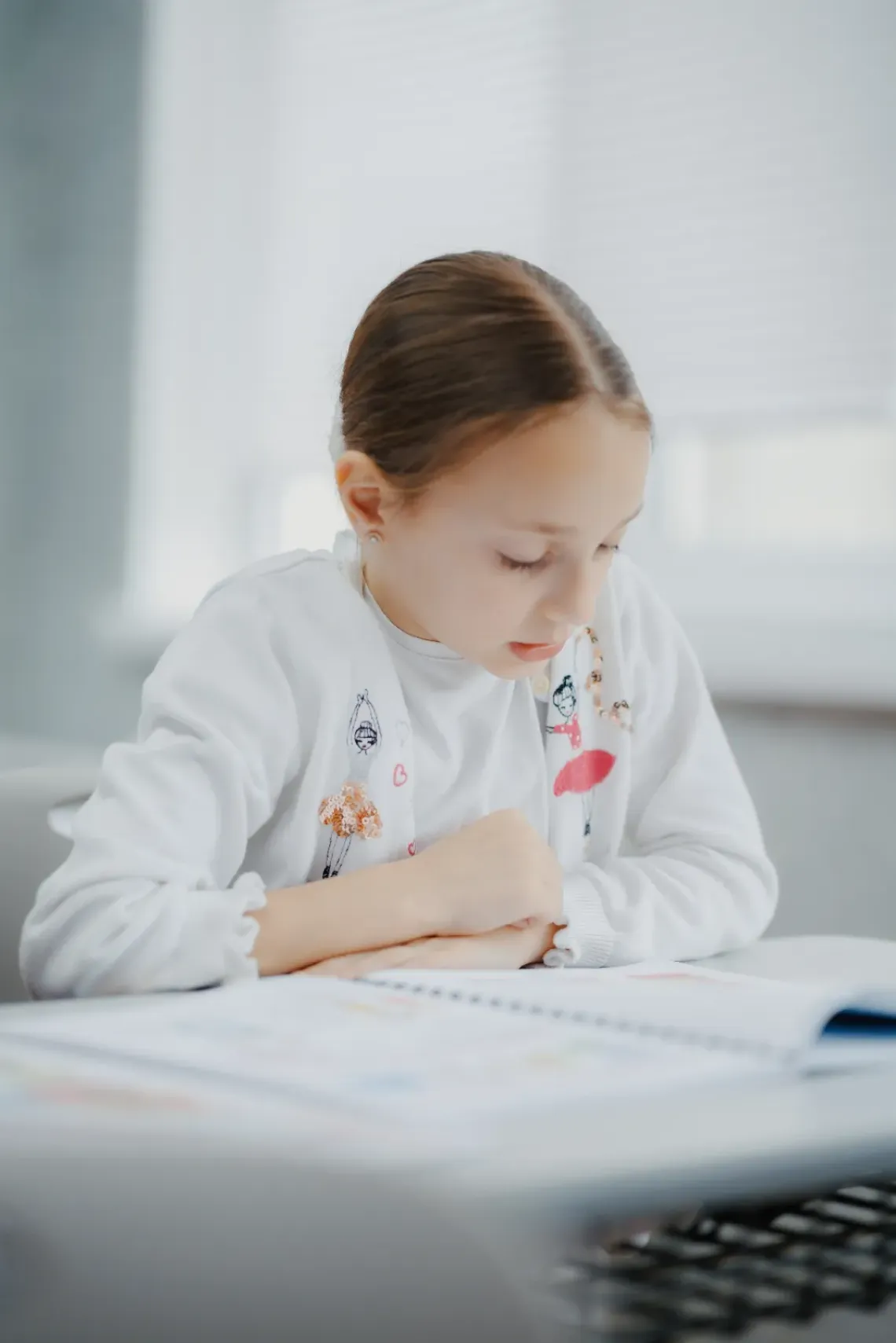 Refugee children learning romanian