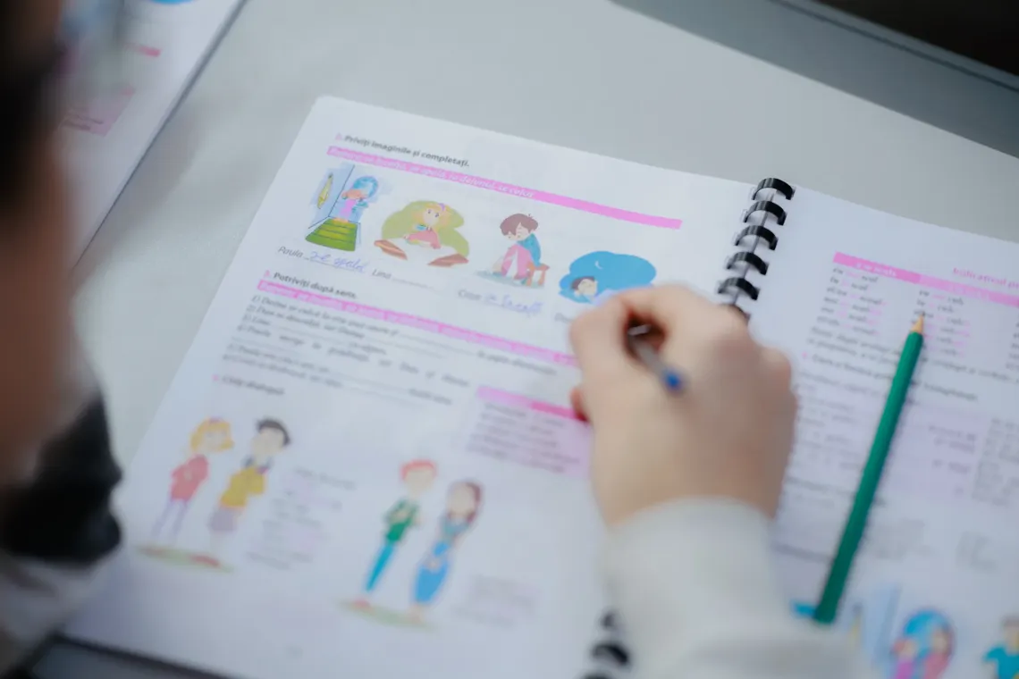 Refugee children learning romanian