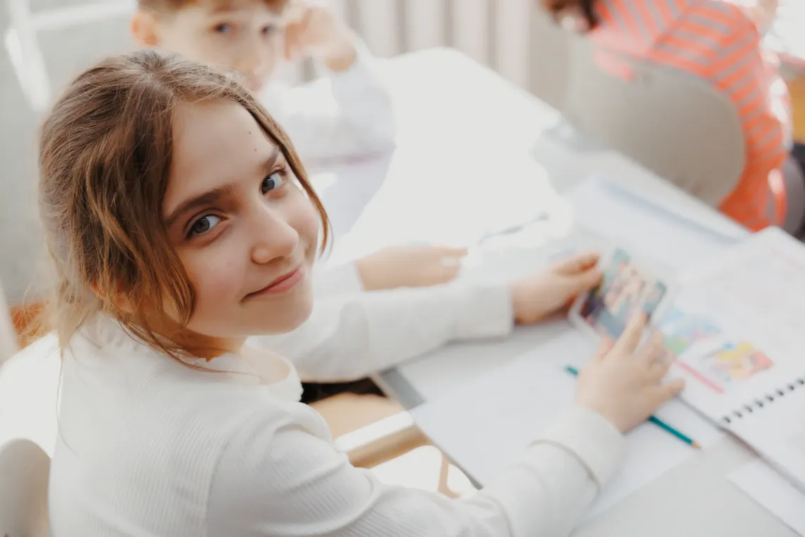 Refugee children learning romanian