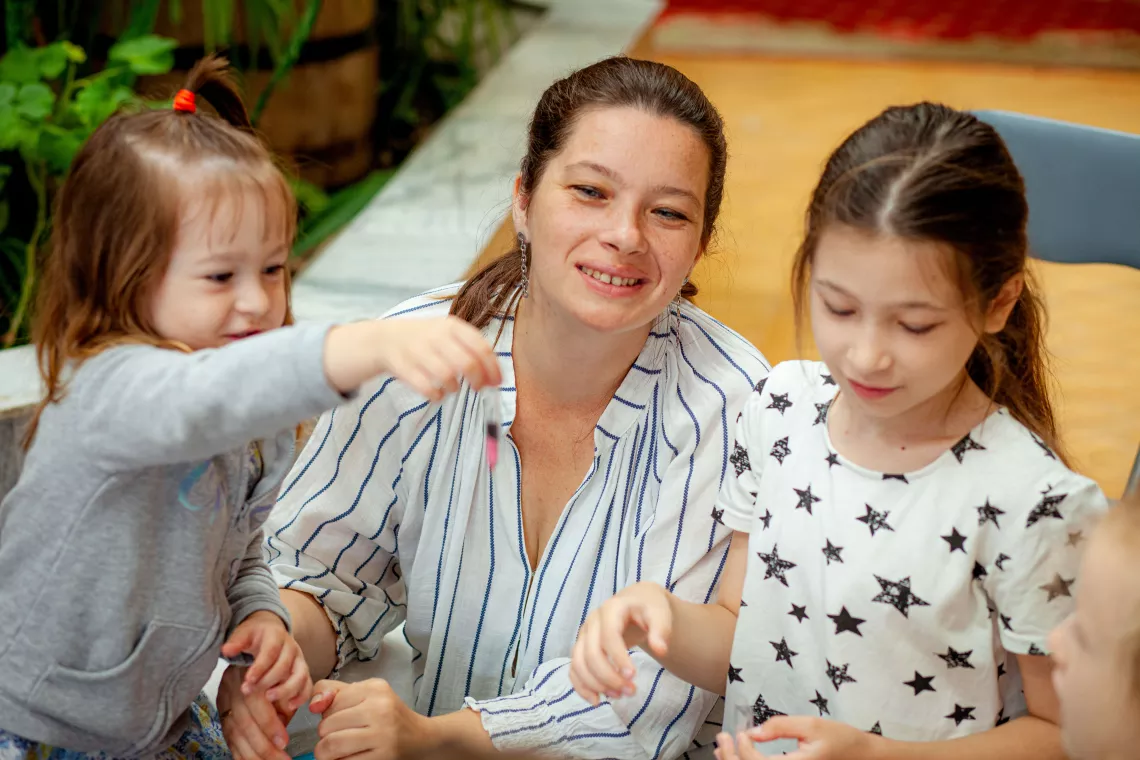 Fiicele Olenei de patru și nouă ani participă &icirc;n cadrul tuturor activităților organizate de mama lor.