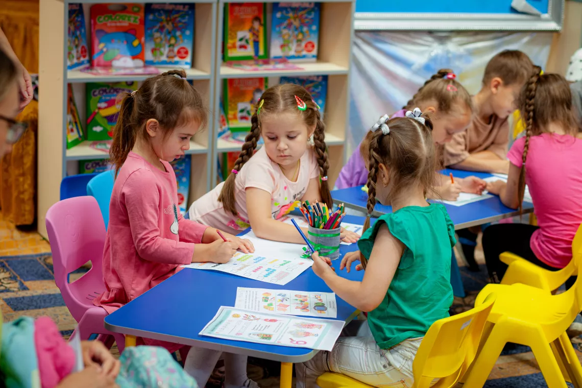 Copiii din Ucraina și Moldova participă &icirc;n cadrul unei activități de creație. 