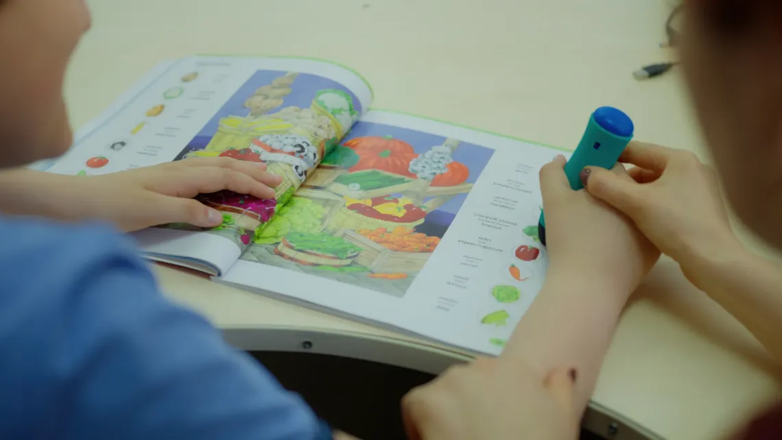 Călin, 12 ani, din Cojușna, Strășeni, IPLT &bdquo;Alecu Russo&rdquo;, folosește creionul vorbitor &icirc;n spațiul CREI.