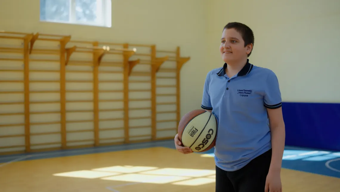 Călin, 12 ani, din Cojușna, Strășeni, IPLT &bdquo;Alecu Russo&rdquo;, &icirc;n sala de sport. 