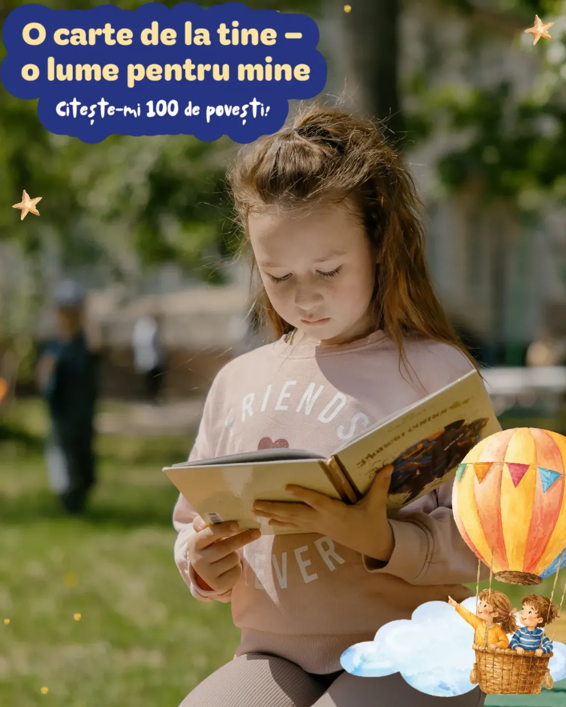 fetiță de v&acirc;rstă preșcolară citește &icirc;n aer liber