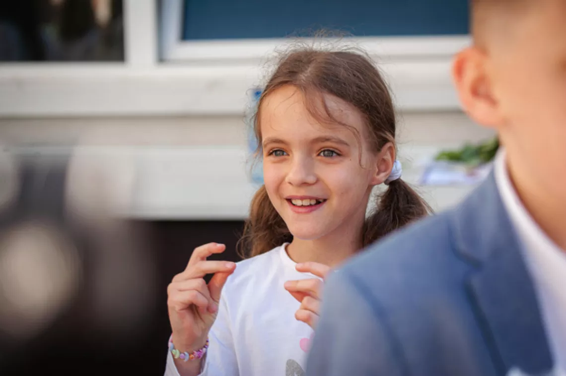 Sașa s-a adaptat perfect la noua ei școală din Moldova cu sprijinul profesorilor dedicați și UNICEF.