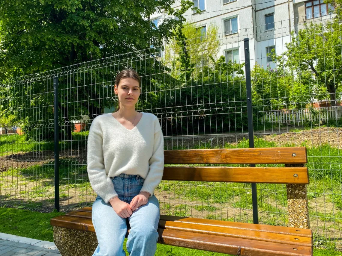 Sofia, adolescentă din Ucraina, &icirc;și petrece timpul liber la Centrul Municipal de Tineret 