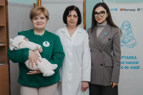 Irina &icirc;n spațiul de alăptare din orașul Vulcănești, deschis de UNICEF cu sprijinul financiar al Guvernului Norvegiei.