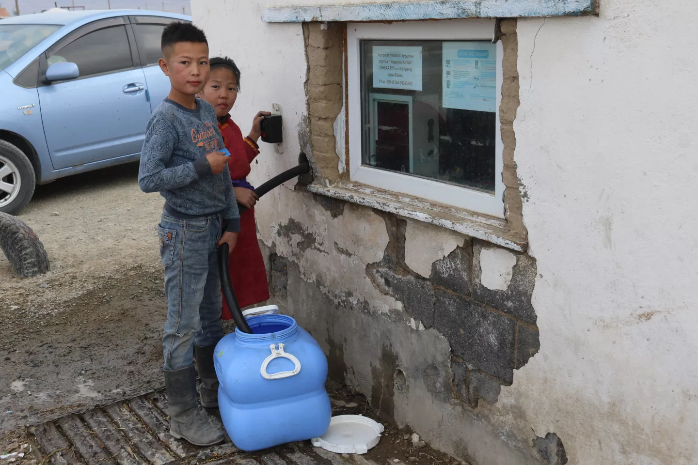 Children collecting water from UNICEF supported smart water kiosk in Zavkhan province