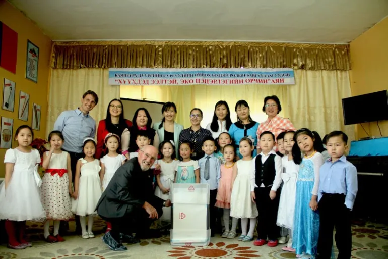 Group photo with teachers and students of a kindergarten