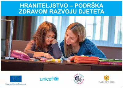 Majka pomaže djevojčici dok radi domaći zadatak