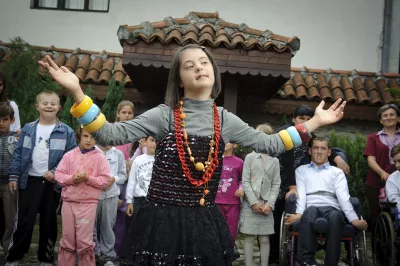Djevojčica sa smetnjama u razvoju ple&scaron;e
