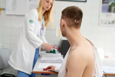 Mladić u doktorskoj ordinaciji