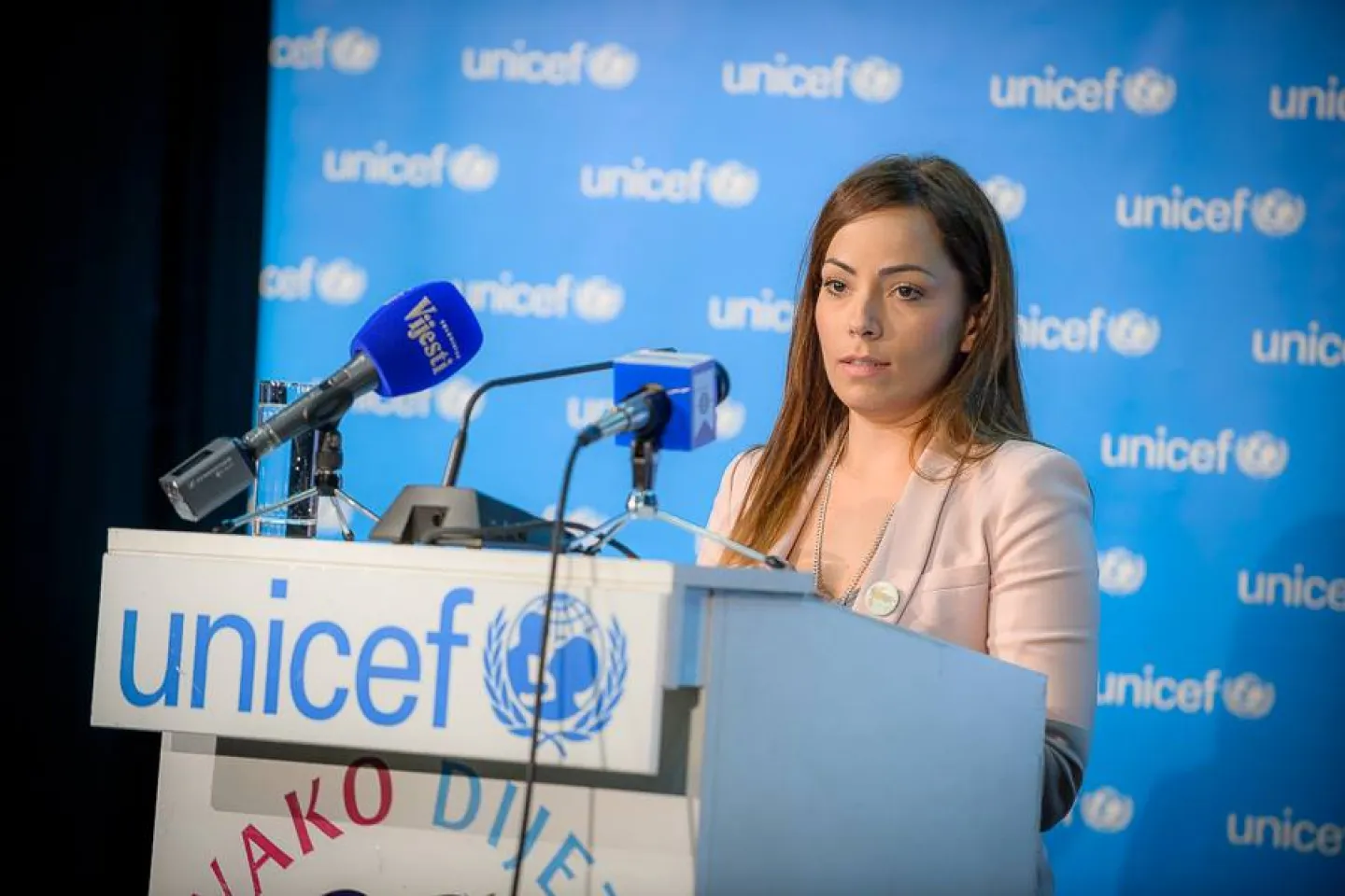 Crnogorska pjevačica Nina Žižić govori na danu otvorenih vrata centra za socijalni rad u Nik&scaron;iću