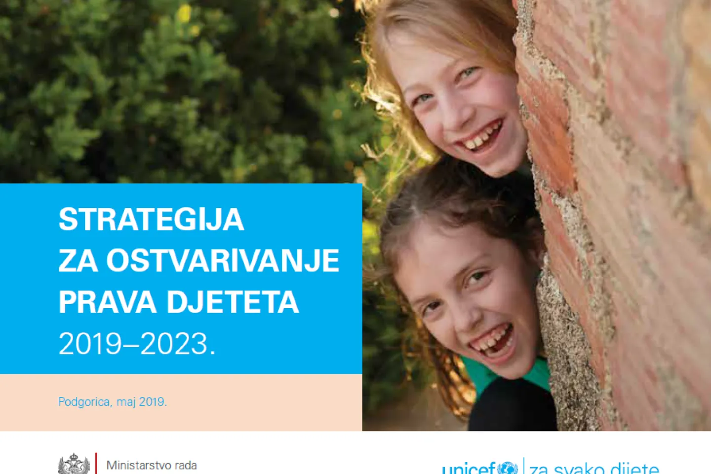 Djeca vire iza zida