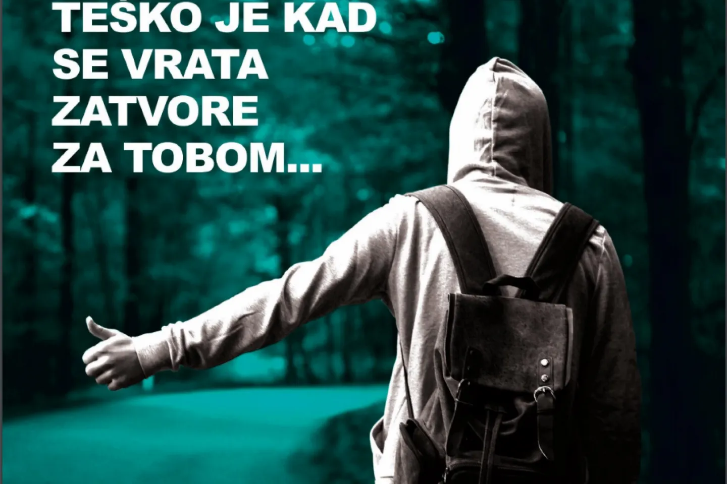 Dječak sa kapuljačom okrenut leđima stopira na putu