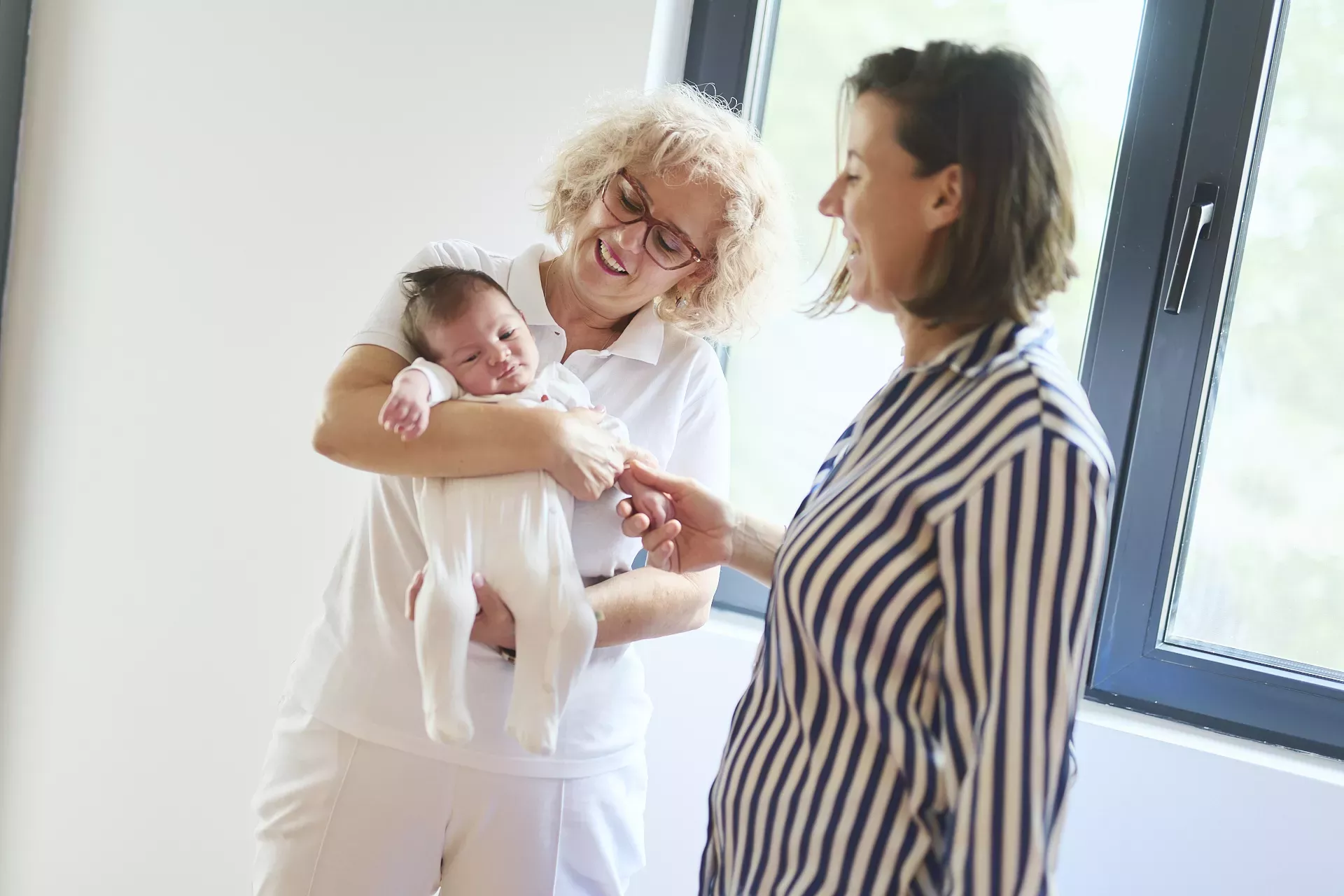 Patronažna sestra Vesna s majkom Anom i djetetom Lukom 