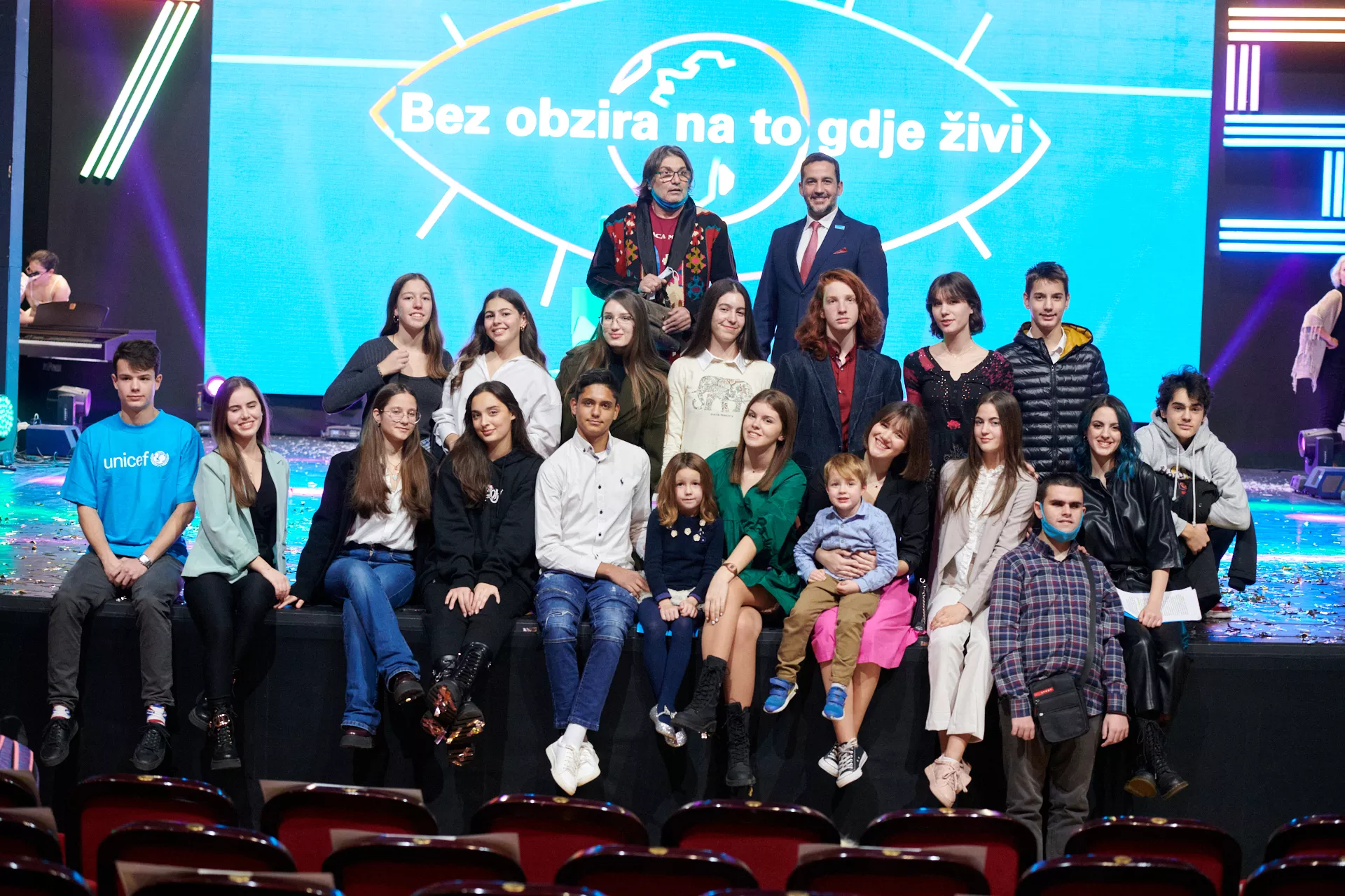 Mladi reporteri s šefom predstavništva UNICEF-a u Crnoj Gori, Huanom Santanderom i ambasadorom dobre volje Antonijem Pušićem - Rambom Amadeusom