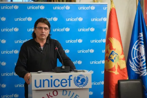 Ambasador dobre volje UNICEF-a Antonije Pušić govori na danu otvorenih vrata centra za socijalni rad u Kotoru