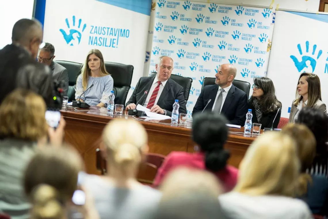 Gradonačelnik Pljevalja Mirko Đačić govori na javnoj raspravi o roditeljstvu u Pljevljima
