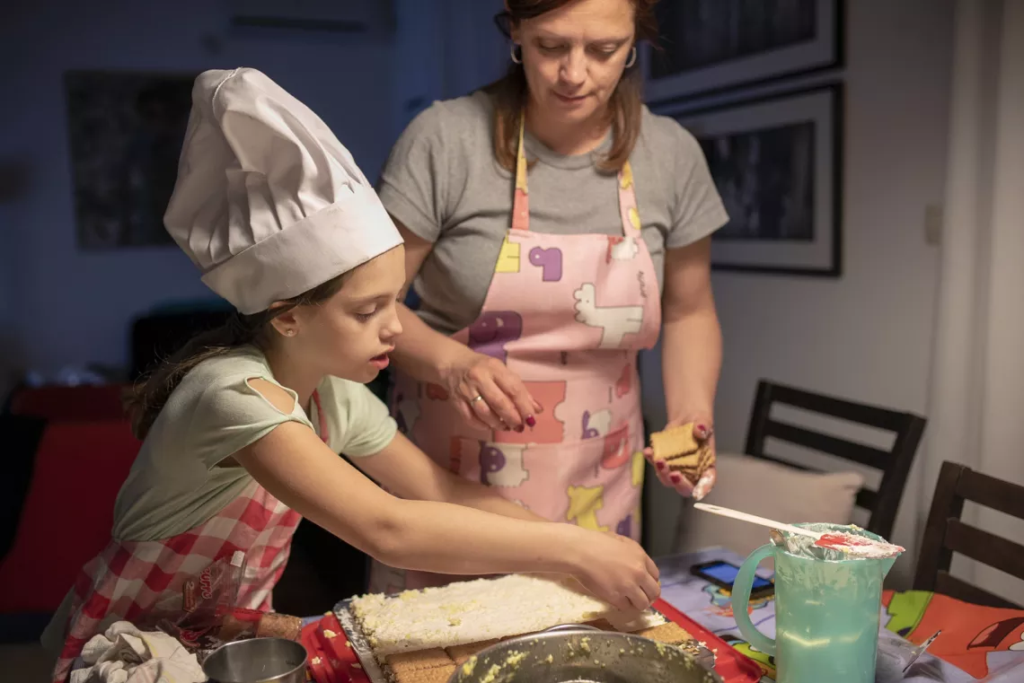 Majka i ćerka spremaju hranu