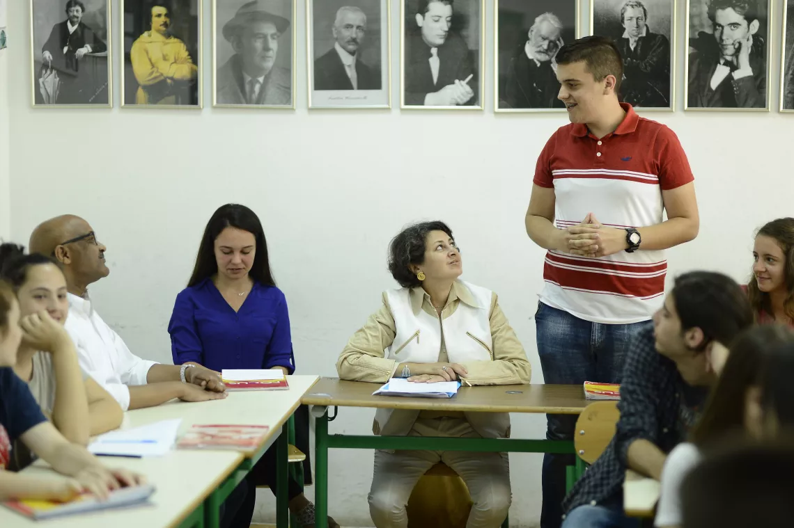 Regionalna direktorica UNICEF-a Af&scaron;an Kan sa barskim gimnazijalcima
