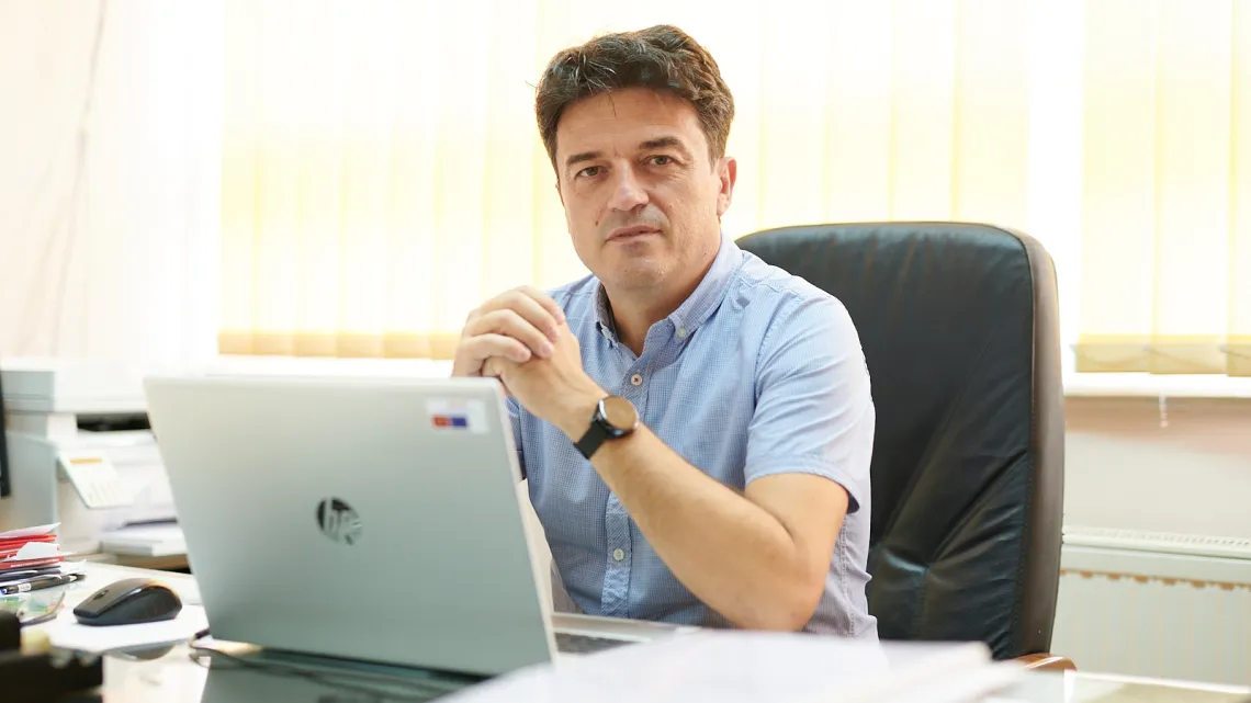 Dragutin &Scaron;ćekić, direktor Osnovne &scaron;kole &bdquo;Njego&scaron;&ldquo; iz Kotora priča o prednostima kori&scaron;ćenja programa Ofis 365 u okviru obrazovnog sistema u Crnoj Gori, u oktobru 2020.