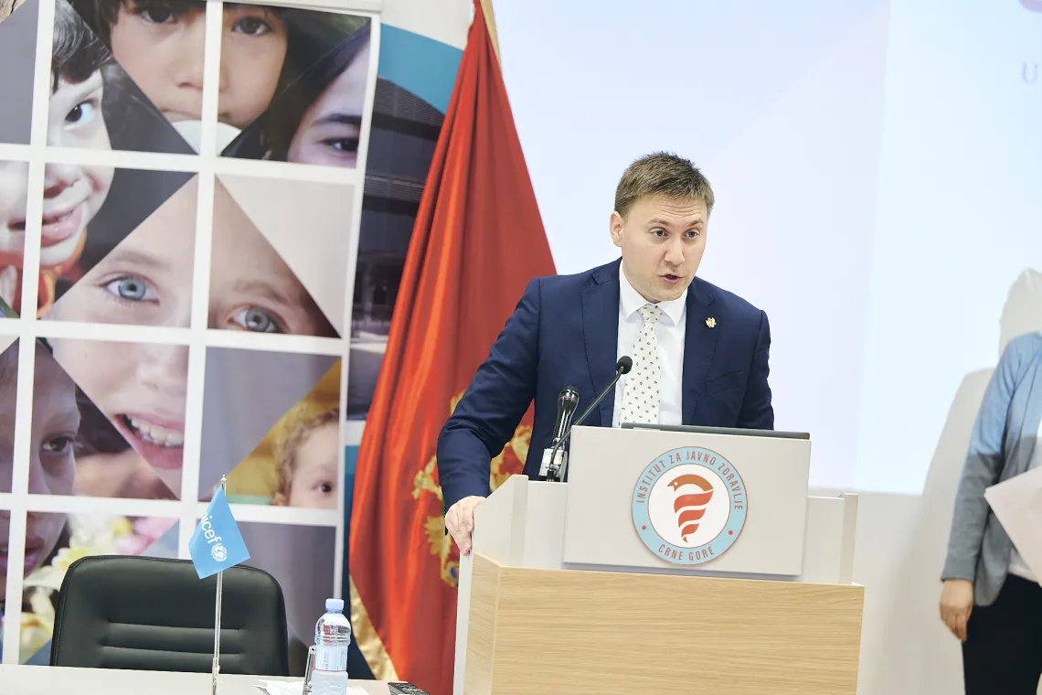 Dr Vojislav &Scaron;imun za govornicom daje izjavu