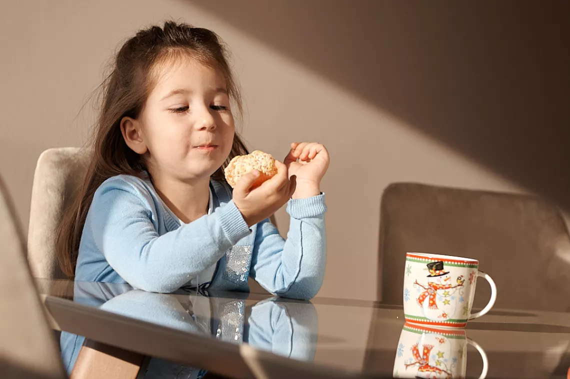 Djevocica jede narandzu