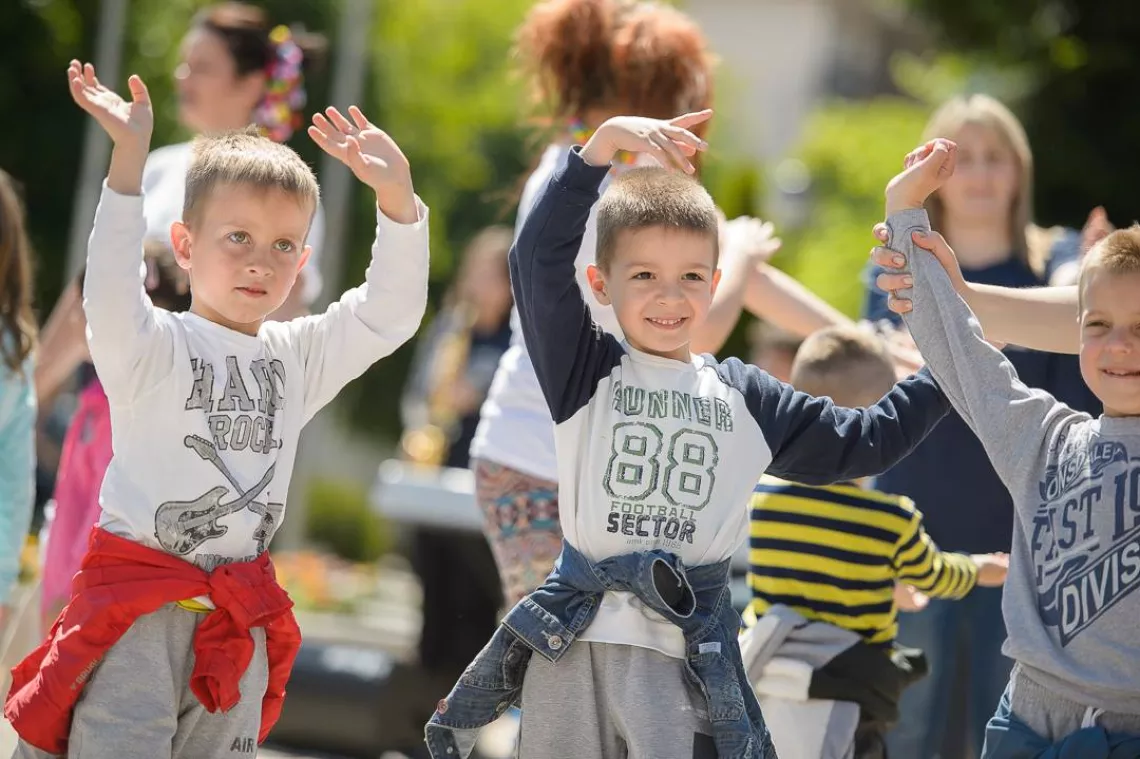 Dječaci imitiraju balerine tokom baletskog performansa kampanje Svi u vrtić