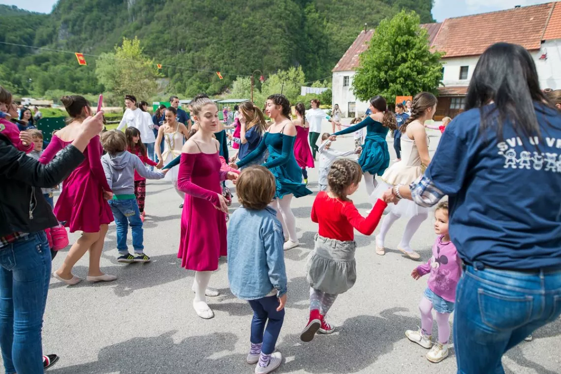 Djeca ple&scaron;u sa balerinama nakon baletskog performansa Svi u vrtić