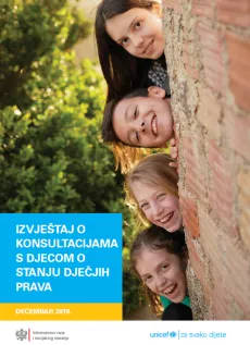 Djeca vire iza zida