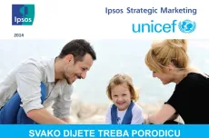 Dijete se igra sa roditeljima na plaži - poster iz kampanje Svako dijete treba porodicu