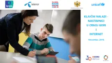 Učiteljica pomaže djaku koji uči koristeći računar