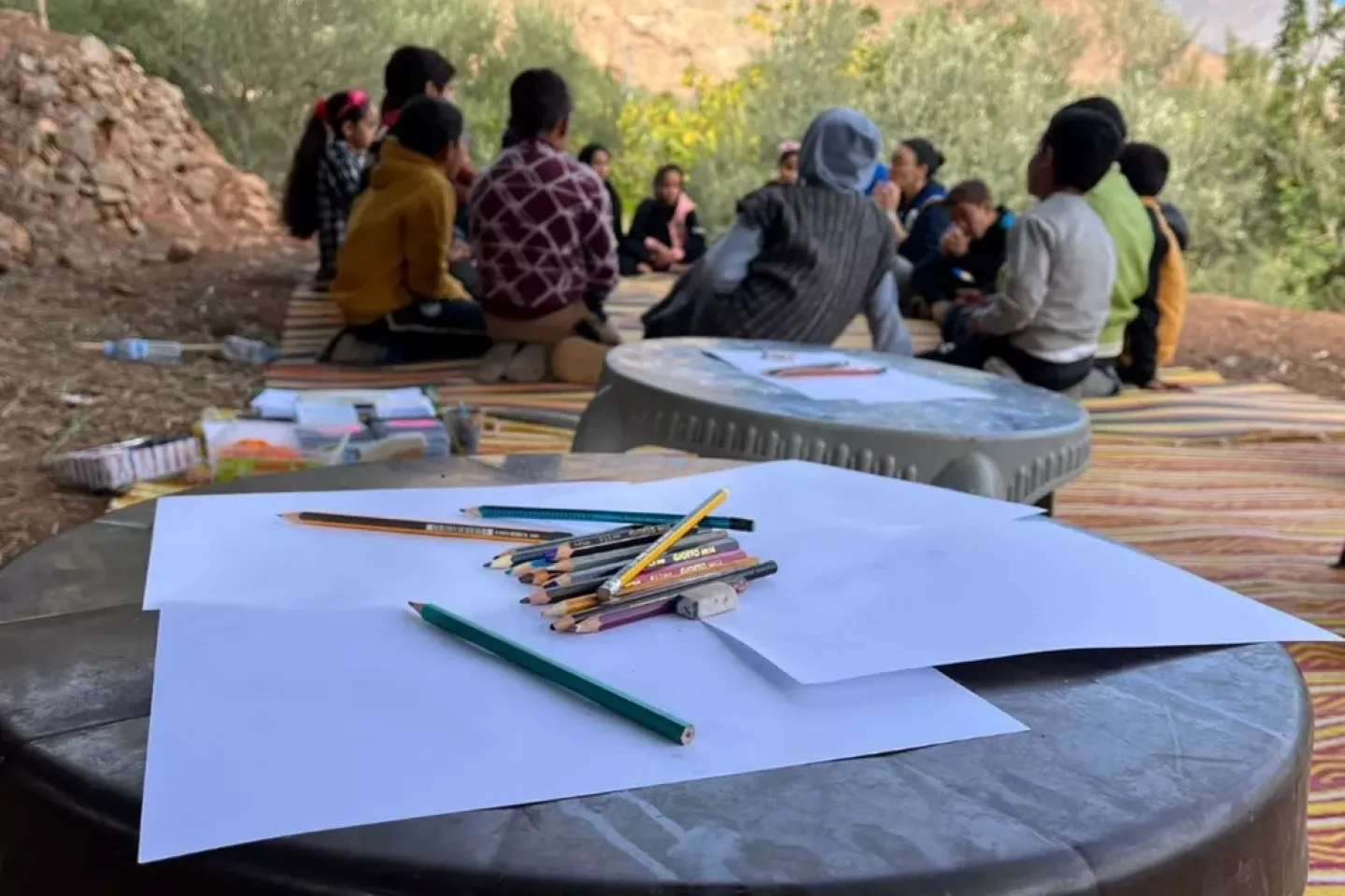 Un groupe d'enfants assis en cercle. 
