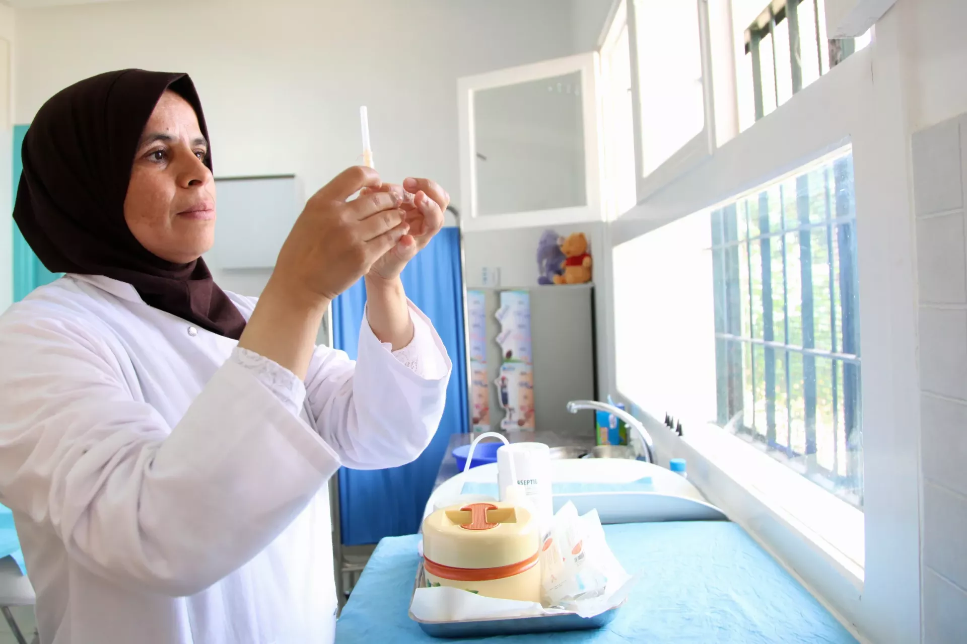 ممرضة تعد تلقيحا