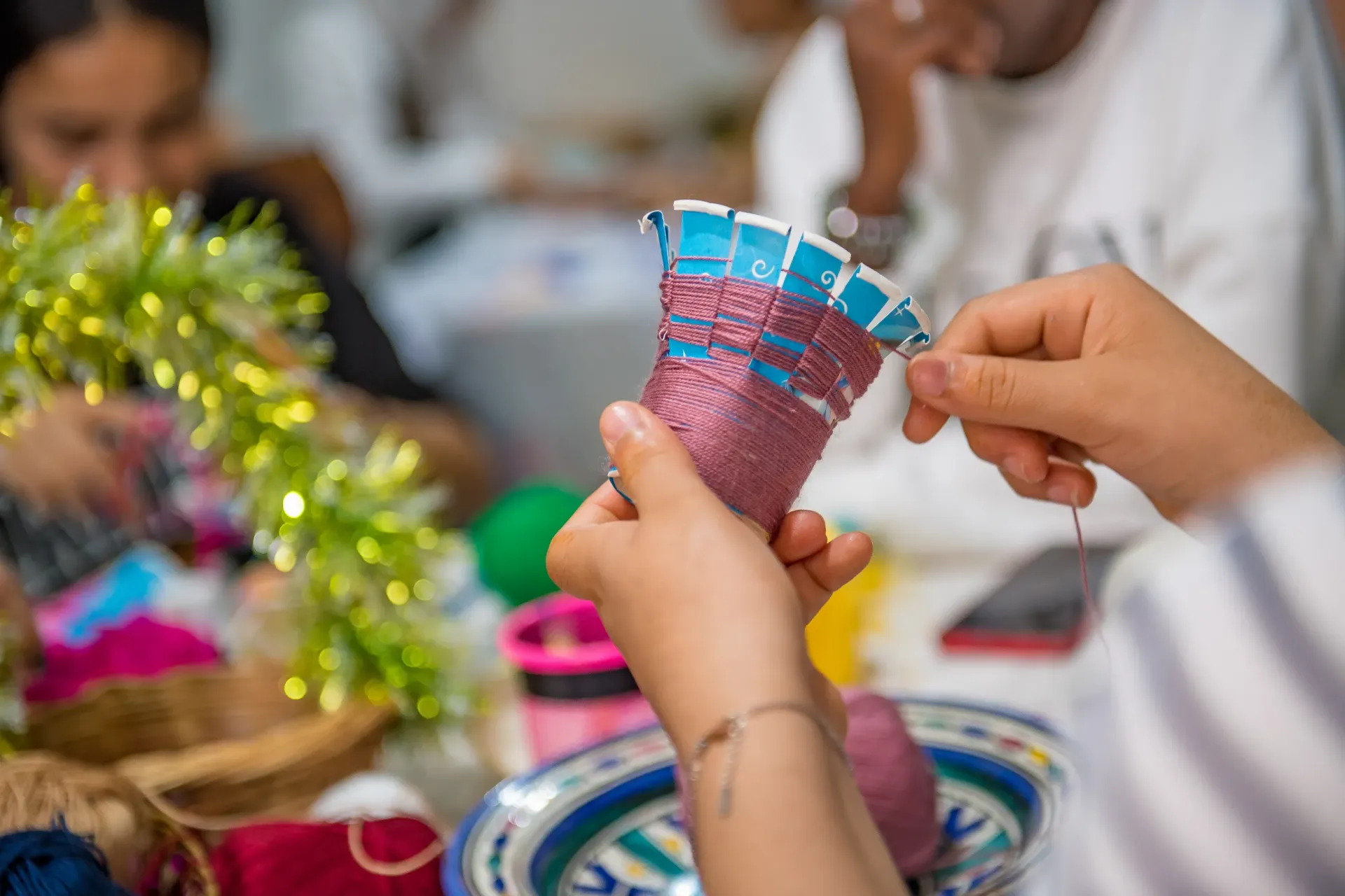 Enfants marocains et migrants dans un atelier cr&eacute;atif &agrave; T&eacute;touan