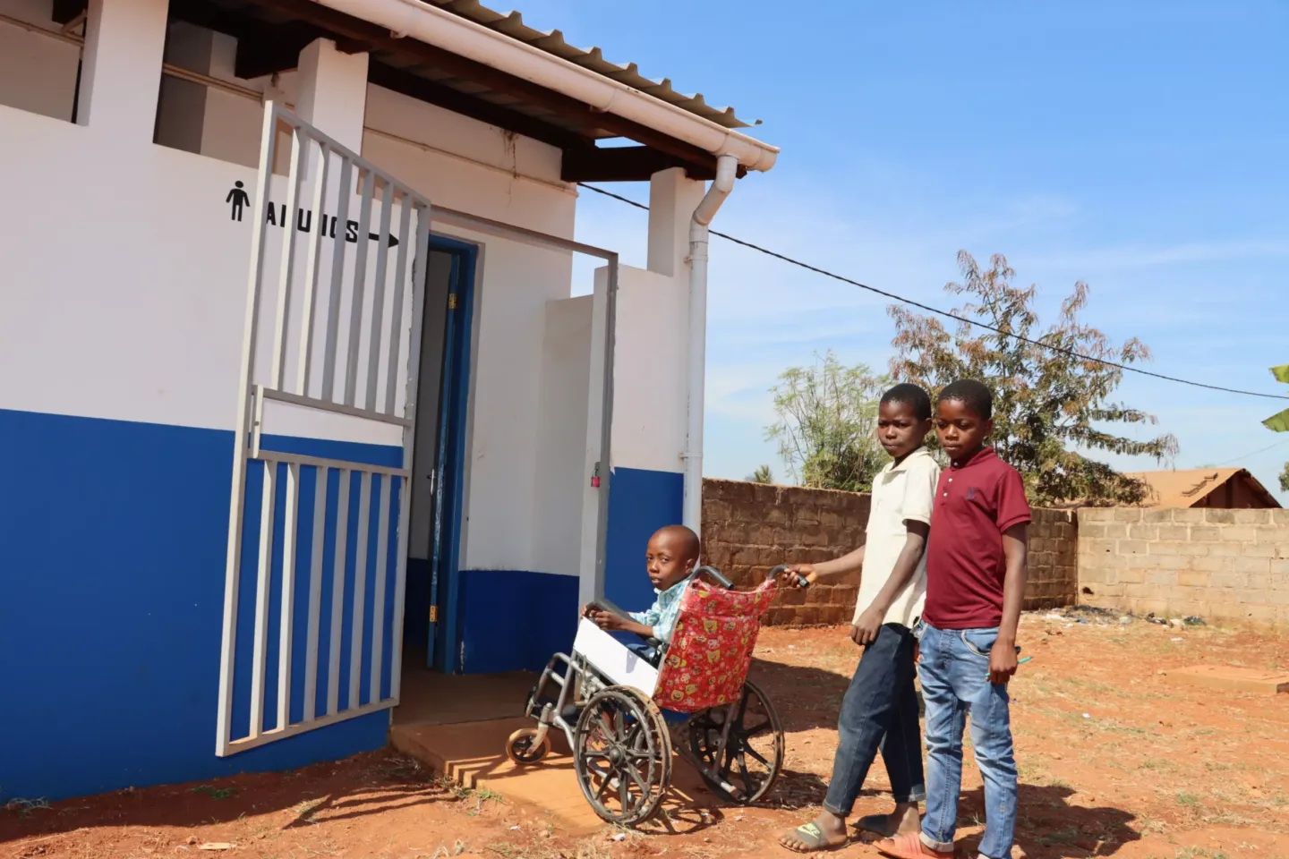 Jaime, um menino com defici&ecirc;ncia de 10 anos de idade, frequenta a segunda classe, e tinha dificuldades de usar a casa de banho sem apoio dos colegas. Com os novos sanit&aacute;rios inclusivos ele pode facilmente usar a casa de banho em seguran&ccedil;a. 