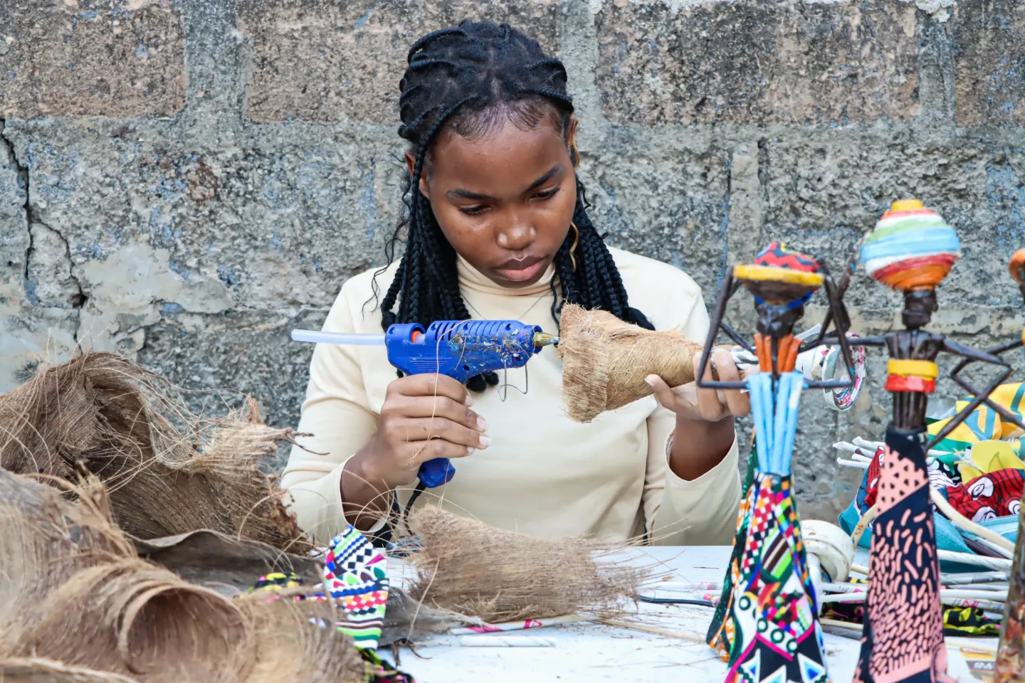 De jornais usados &agrave; Pr&eacute;mio Revela&ccedil;&atilde;o: a arte de Larah inspira solu&ccedil;&otilde;es para o ambiente.