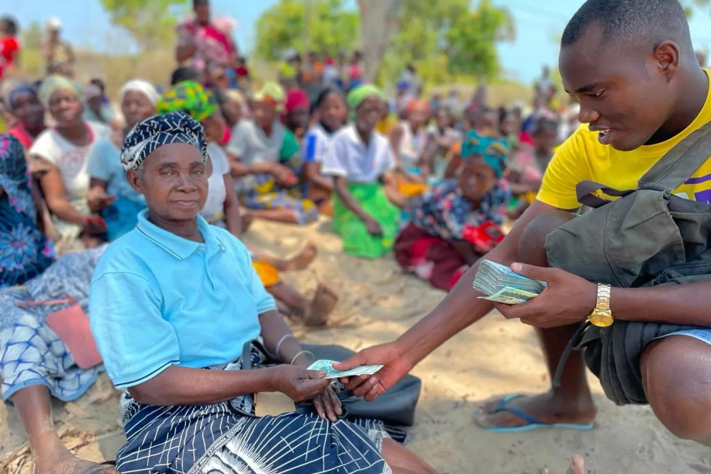 "Devido a minha idade, eu n&atilde;o consigo fazer muito. Este apoio ir&aacute; ajudar a comprar alimentos para minha fam&iacute;lia e tamb&eacute;m sementes para continuar a semear na minha pequena machamba" - Jacinta Victor, de 78 anos de idade, benefici&aacute;ria do programa da resposta da protec&ccedil;&atilde;o social ao programa COVID-19 (PASD-PE COVID-19) em Zalala, que recebeu a sua segunda tranche durante a Semana para a Erradica&ccedil;&atilde;o da Pobreza.