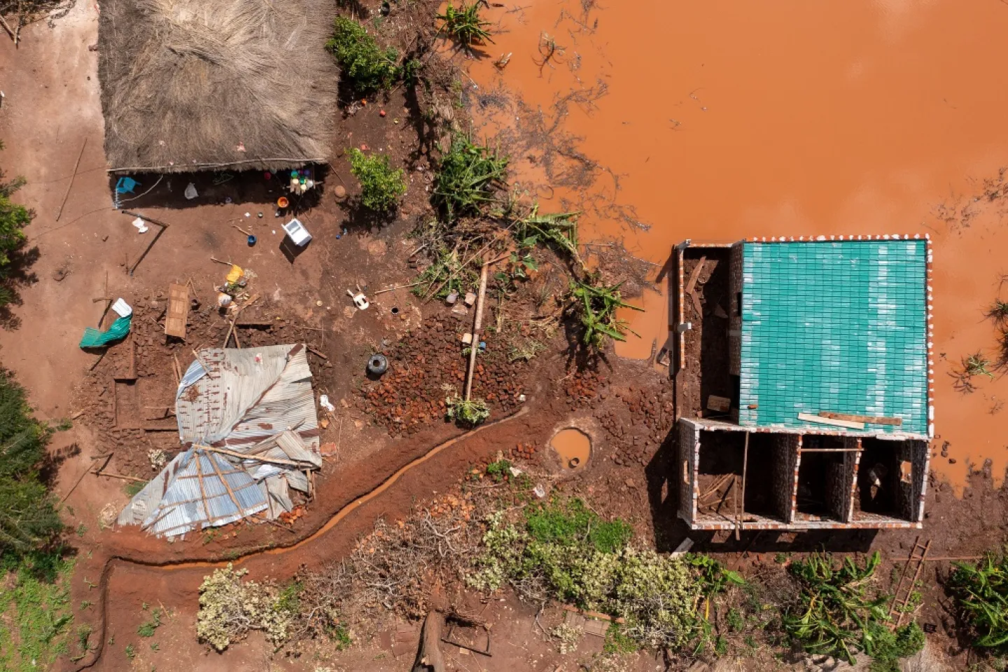 The town of Macuva suffered a lot with the heavy rains and strong winds, causing several trees and houses to fall in this town near the city of Mocuba, Zambezia.
