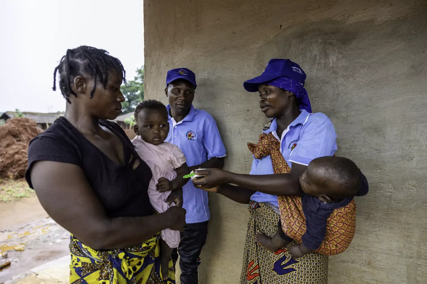 Com o apoio do Comit&eacute; Japon&ecirc;s para o UNICEF e da FUJI TV, o UNICEF em parceria com o Governo de Mo&ccedil;ambique, est&aacute; a ampliar o suporte para a forma&ccedil;&atilde;o de comit&eacute;s de sa&uacute;de, visando fornecer assist&ecirc;ncia b&aacute;sica &agrave;s popula&ccedil;&otilde;es. 
