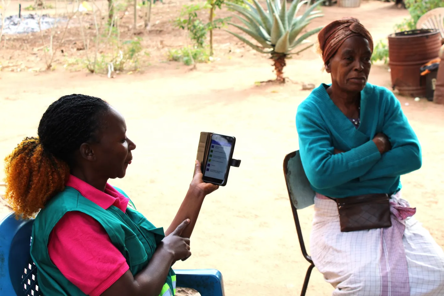 Maputo APE J&uacute;lia Lu&iacute;s attending a patient in the Umpala community, Boane district, Maputo Province