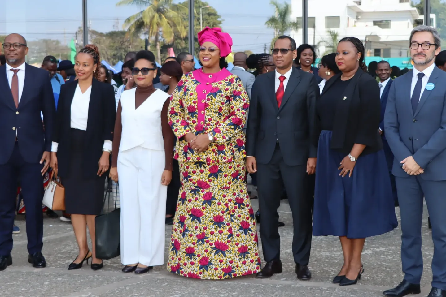 Foto de fam&iacute;lia com a Primeira Dama de Mo&ccedil;ambique, UNICEF e membros do Governo.