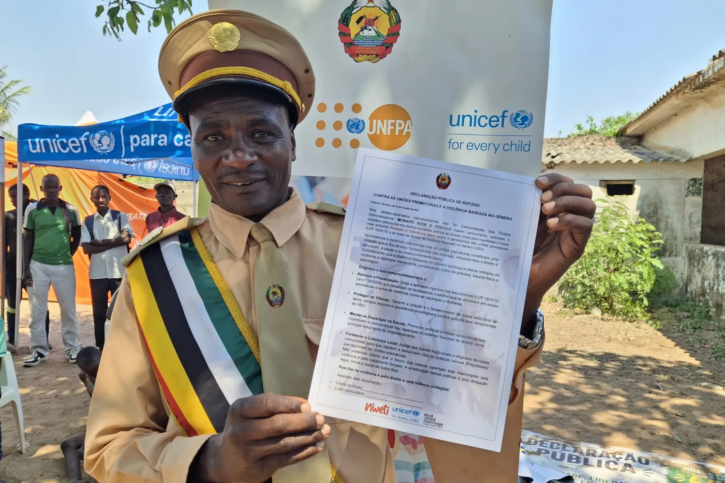 Um lider comunit&aacute;rio de Mo&ccedil;ambique a segurar num documento.