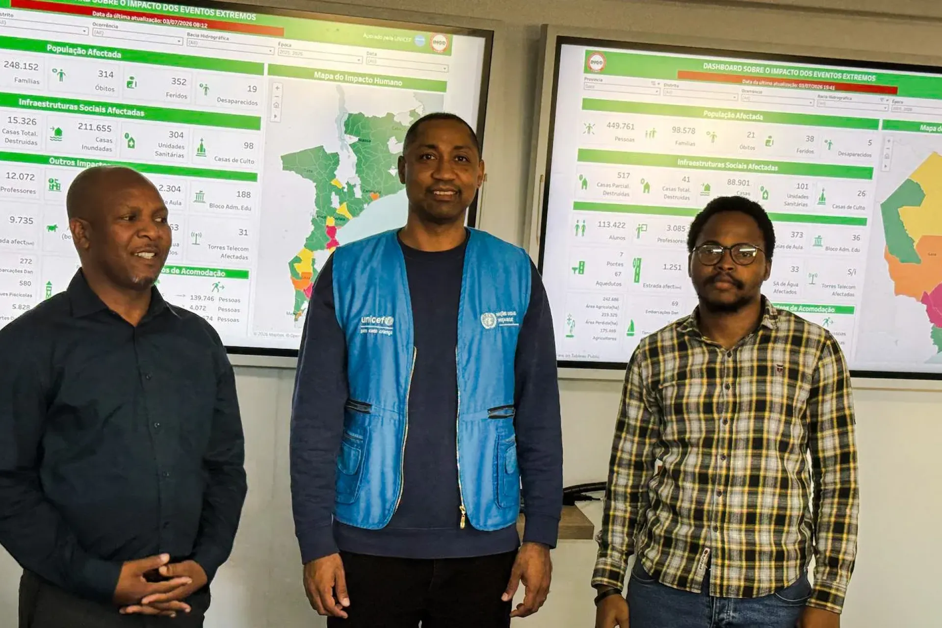 (left) UNV-Jose Cumbe, (middle) Claudio De Sandra Julaia and (right) Mr Alberto Armando - Deputy Director of the National Emergency Operating Center &ndash; Disaster Management Agency.