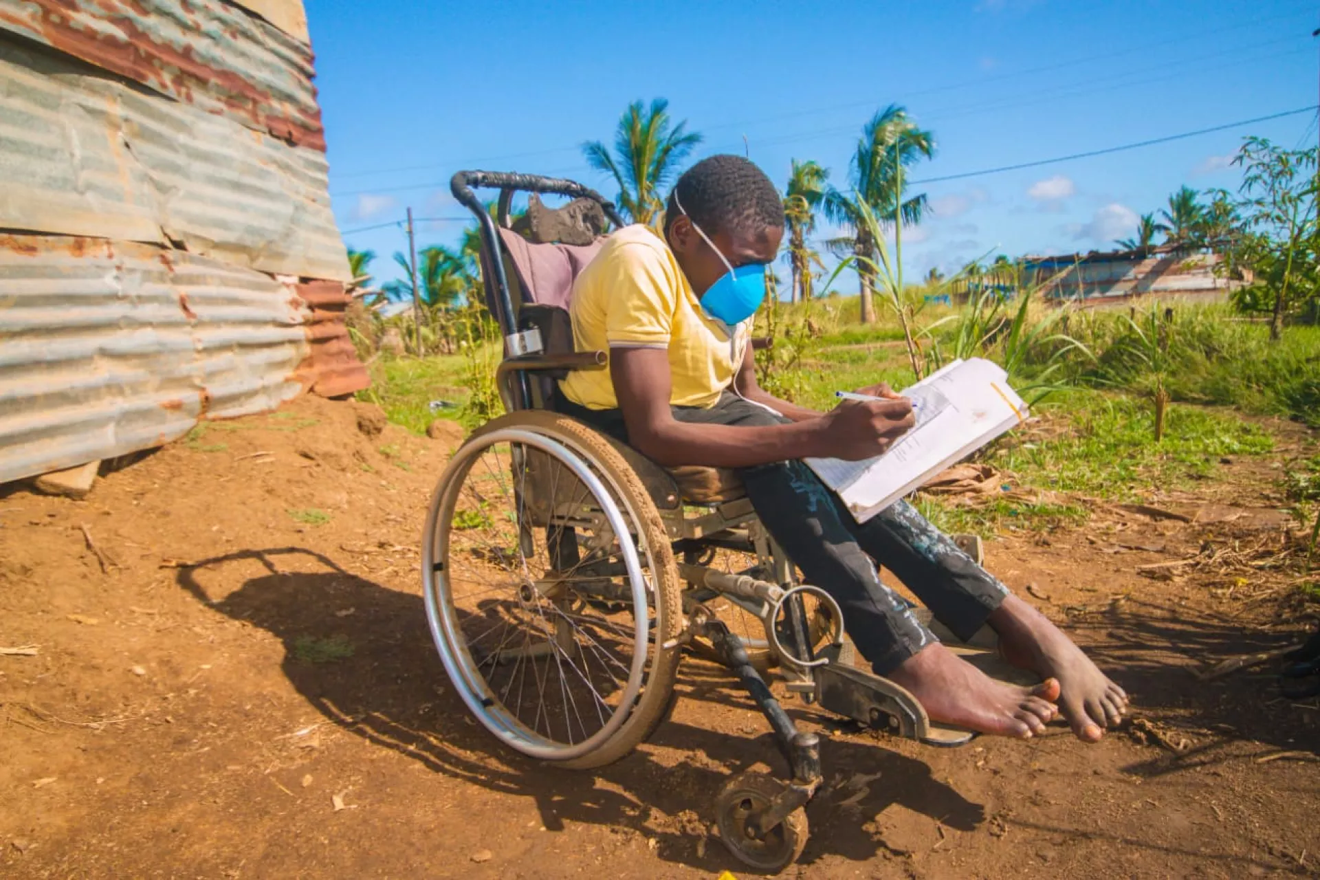 Jovem com deficiência não desiste de estudar devido a pandemia da COVID-19