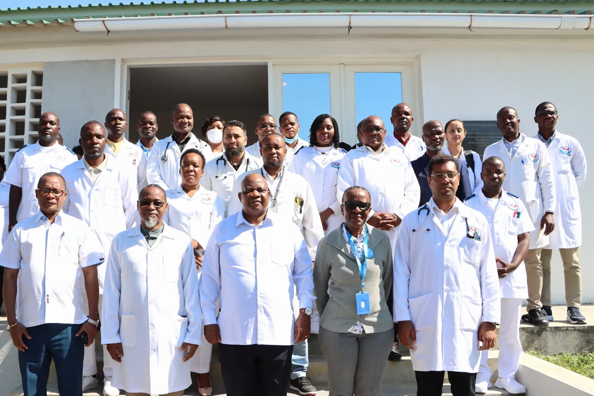 Foto de fam&iacute;lia na entrada da sala de partos do Hospital Central da Beira.