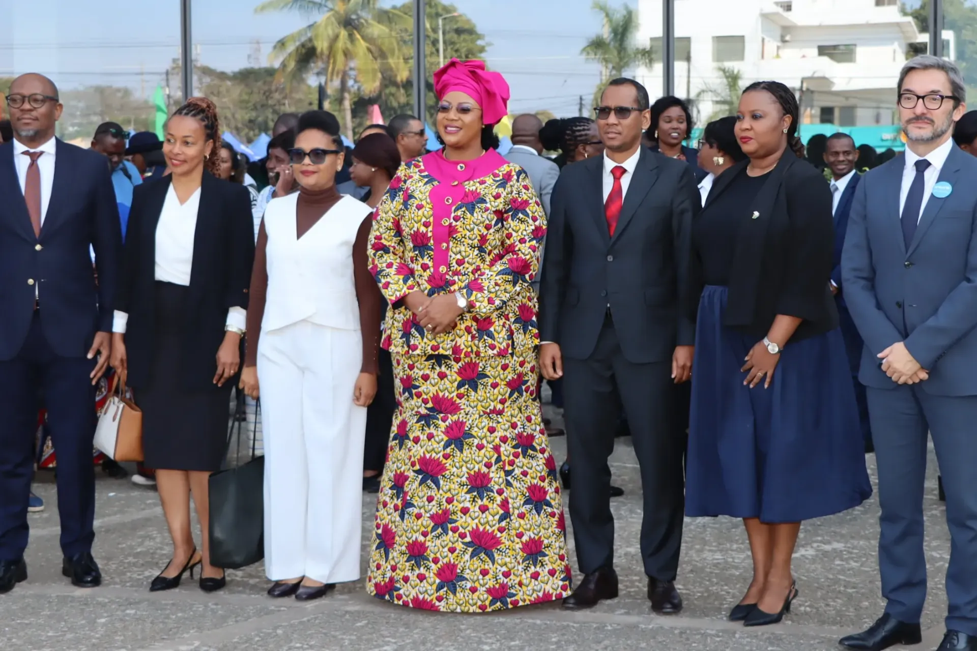 Foto de fam&iacute;lia com a Primeira Dama de Mo&ccedil;ambique, UNICEF e membros do Governo.